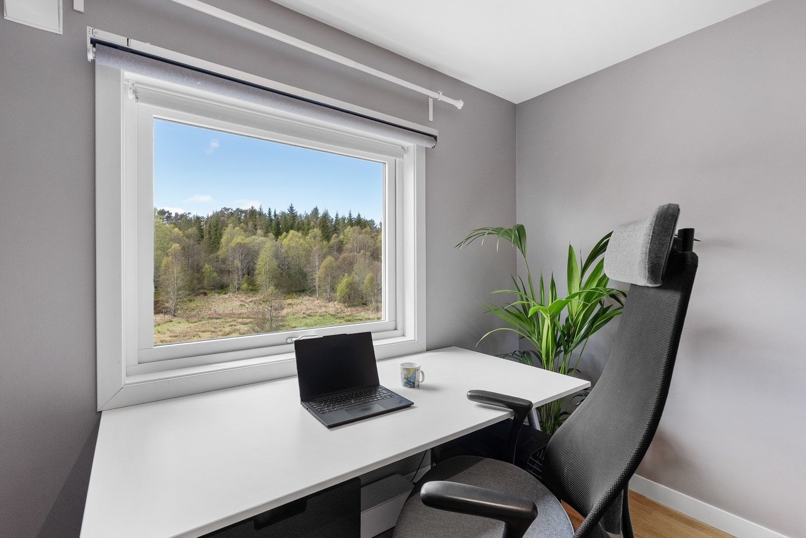 Det tredje soverommet er i dag innredet som kontor, med utsikt over nærområdet. Galleribilde