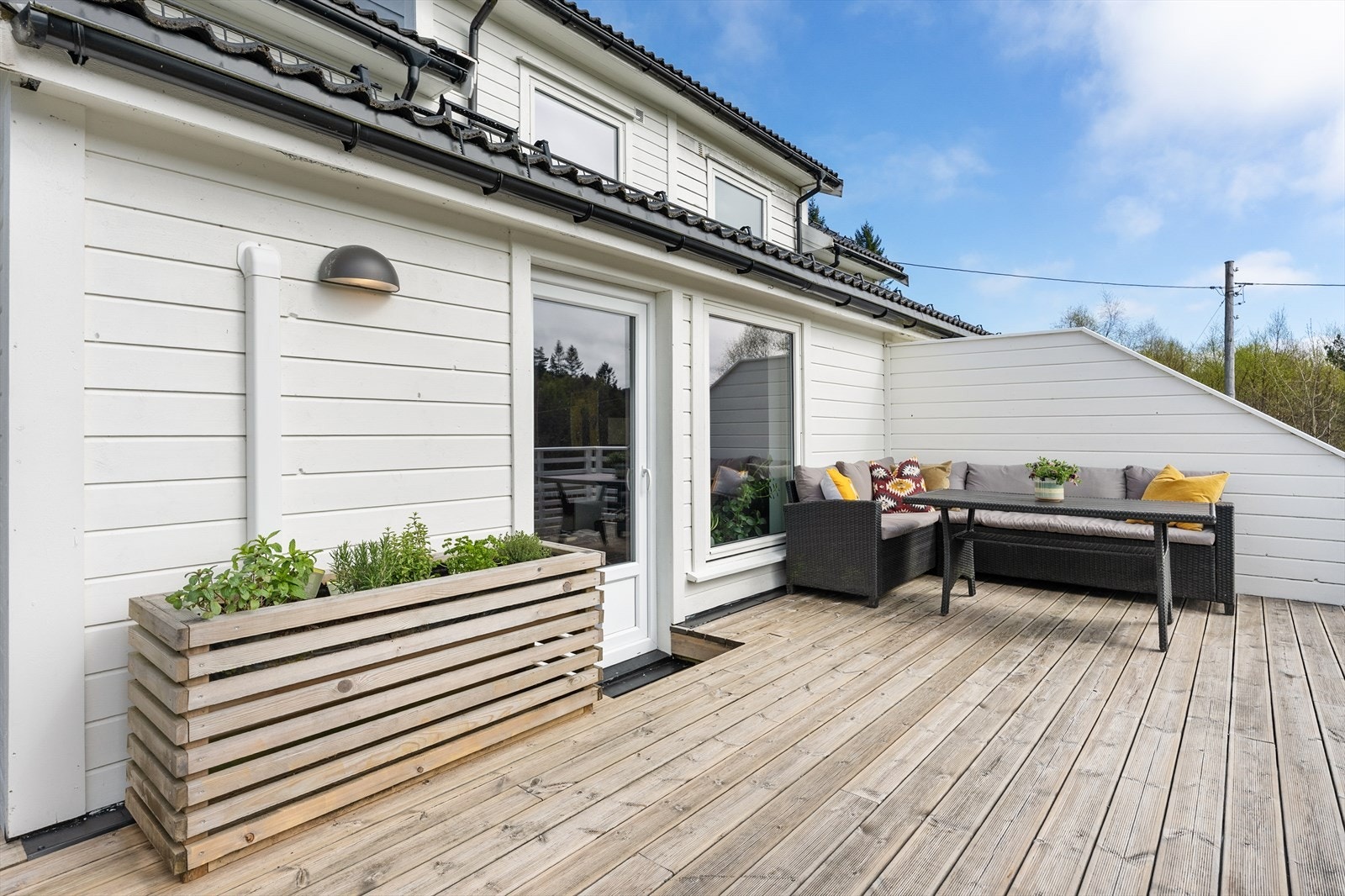 Terrassen fungerer som en herlig forlengelse av stuen. Galleribilde