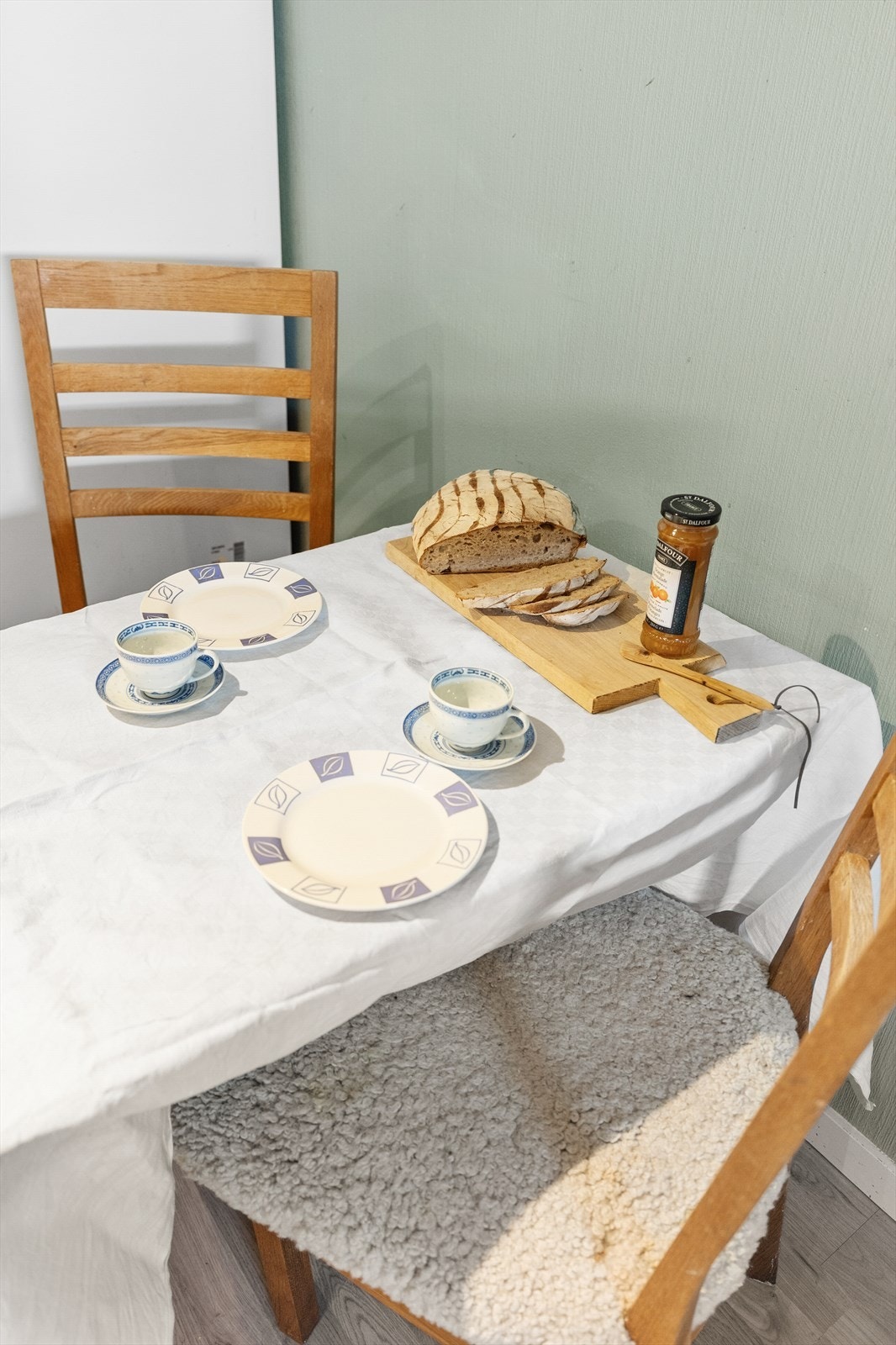 Detaljer fra spiseplassen i underetasjen. Galleribilde