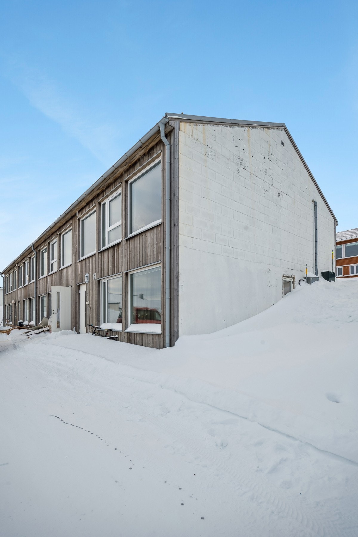 Det er i nyere tid byttet yttertak, utvendig trepanel, vinduer og ytterdør! Galleribilde