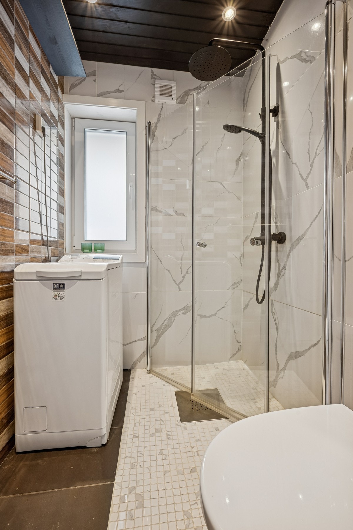 Badet ble renovert i 2016, og det er elektriske varmekabler i badgulvet Galleribilde