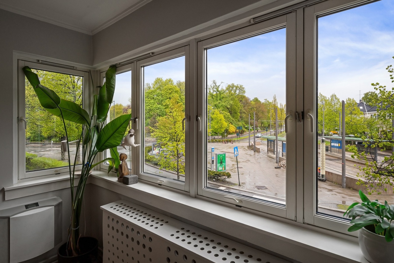 Store vinduer gir utsyn mot Frogner plass. Vinduene er 3-lags isolerglass produsert i 2022 og har lyddempende egenskaper. Galleribilde