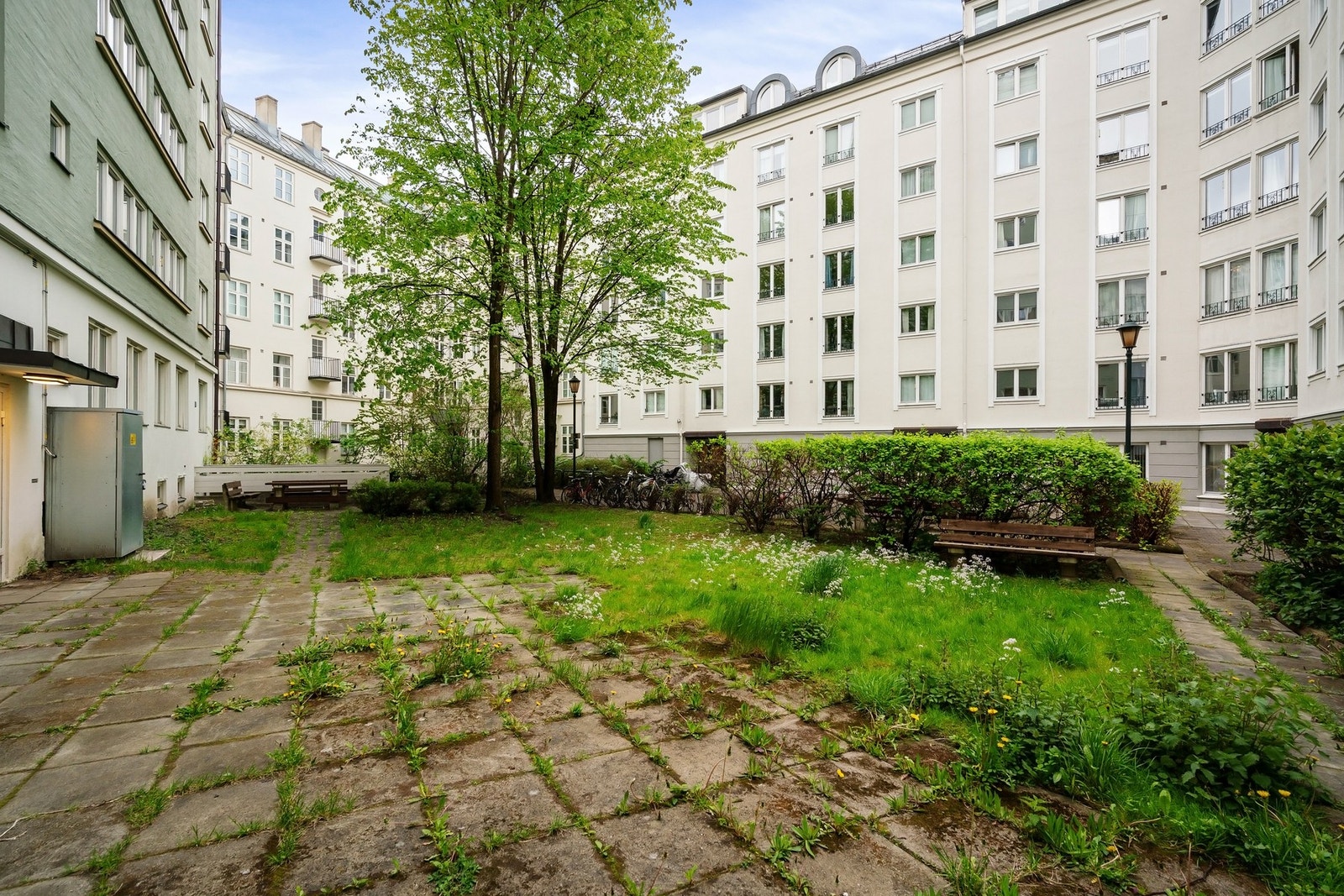 Det er planlagt og budsjettert inn oppgradering av bakgård/hage i 2026. Styreleder opplyser at en av Danmarks mest anerkjente hagearkitekter skal bistå i arbeidet med oppgradering av bakgård. Galleribilde