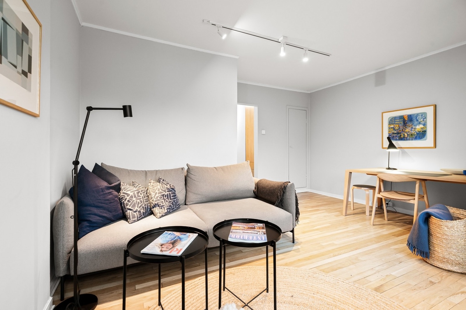Stuens størrelse gjør det enkelt å innrede med flere møbleringsmuligheter. Galleribilde