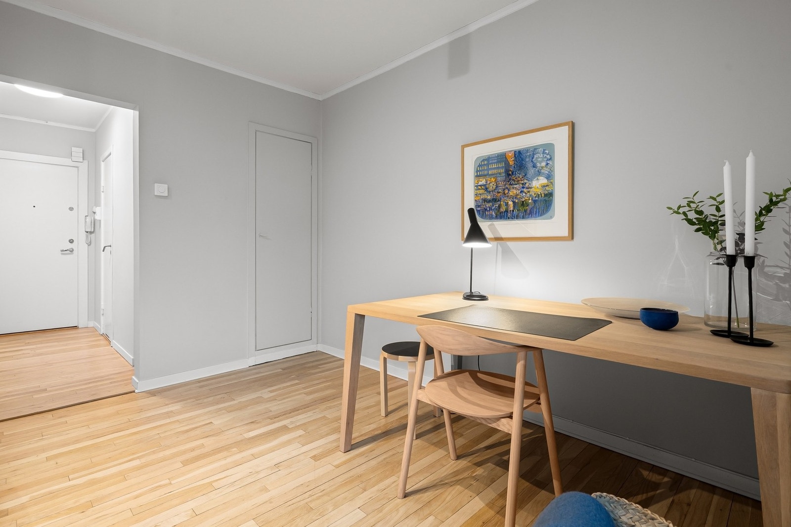 Stuen er malt i en tidsriktig fargetone. Galleribilde