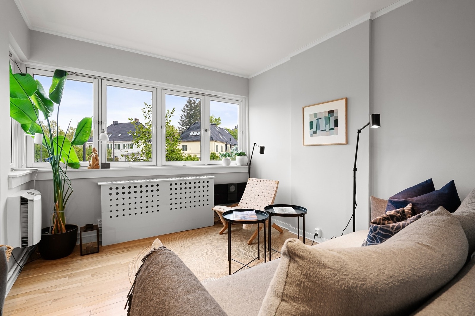 Stuen er et fint oppholdsrom med godt lysinnslipp og ekstra takhøyde. Det er montert mekanisk lufteventil med fjernkontroll med filter for lufting. Galleribilde