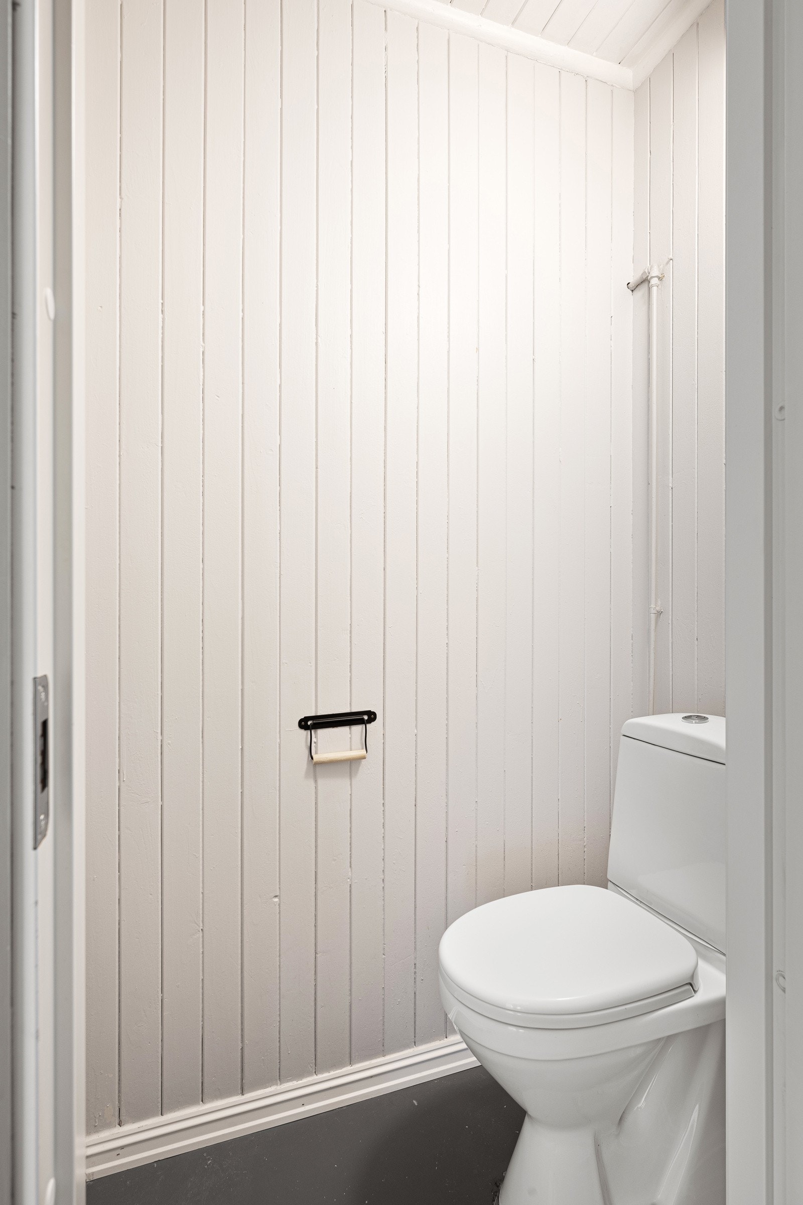 Separat toalettrom vegg-i-vegg med badet Galleribilde