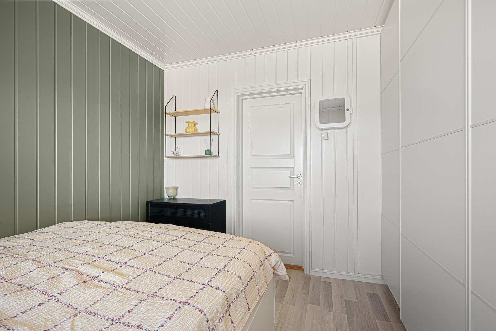 Romslig skyvedørsgarderobe Galleribilde