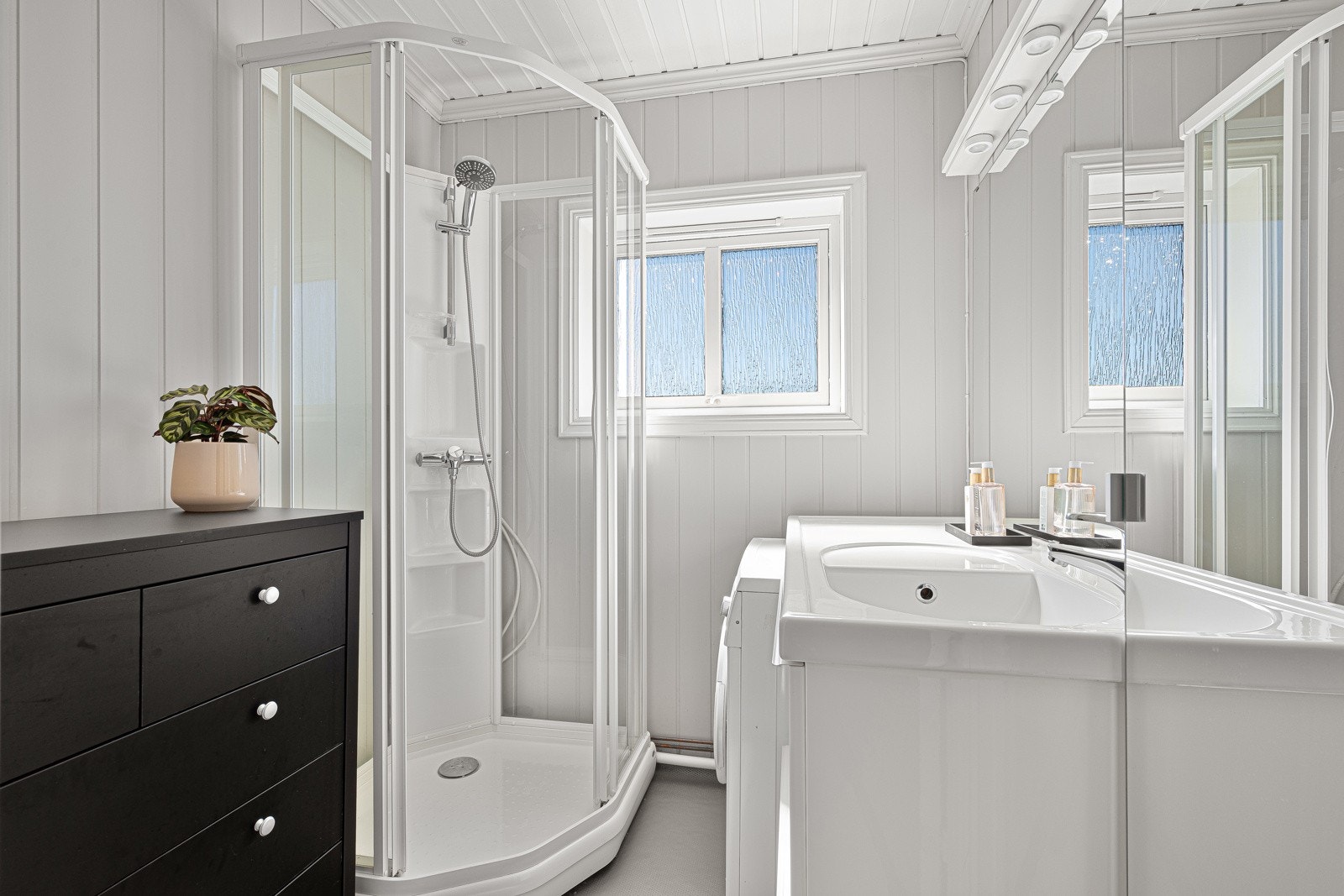 Badet har belegg på gulv. Veggene har mdf-panel. Malt panel i tak. Ny panelovn Galleribilde
