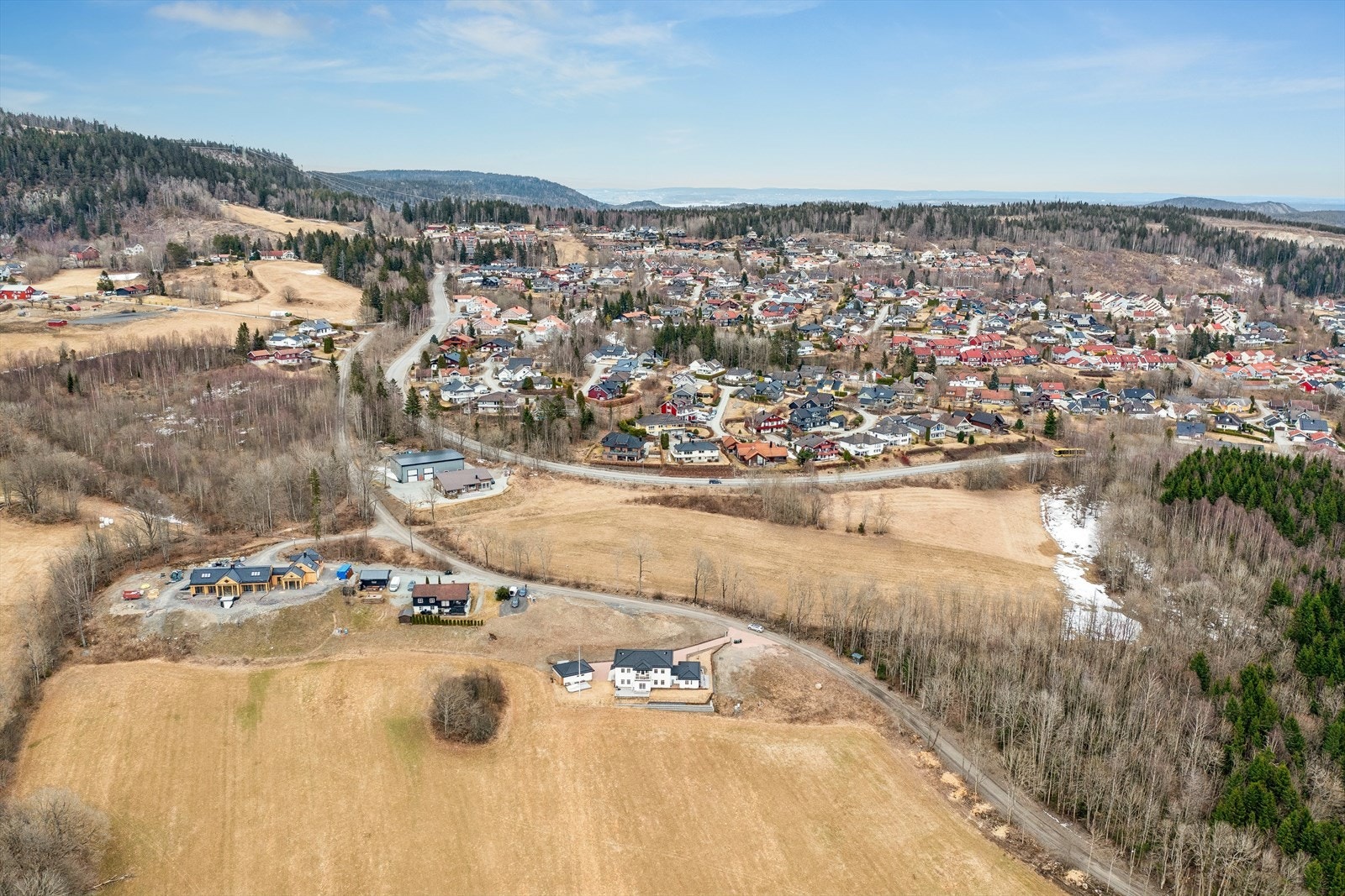 Her bor du landlig og tilbaketrukket, men likevel med kort vei til et veletablert boligfelt med alle nødvendige servicetilbud. Foto: Efkt. Galleribilde