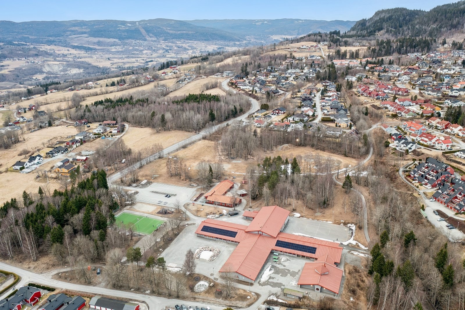 Hennummarka skole og barnehage. Galleribilde