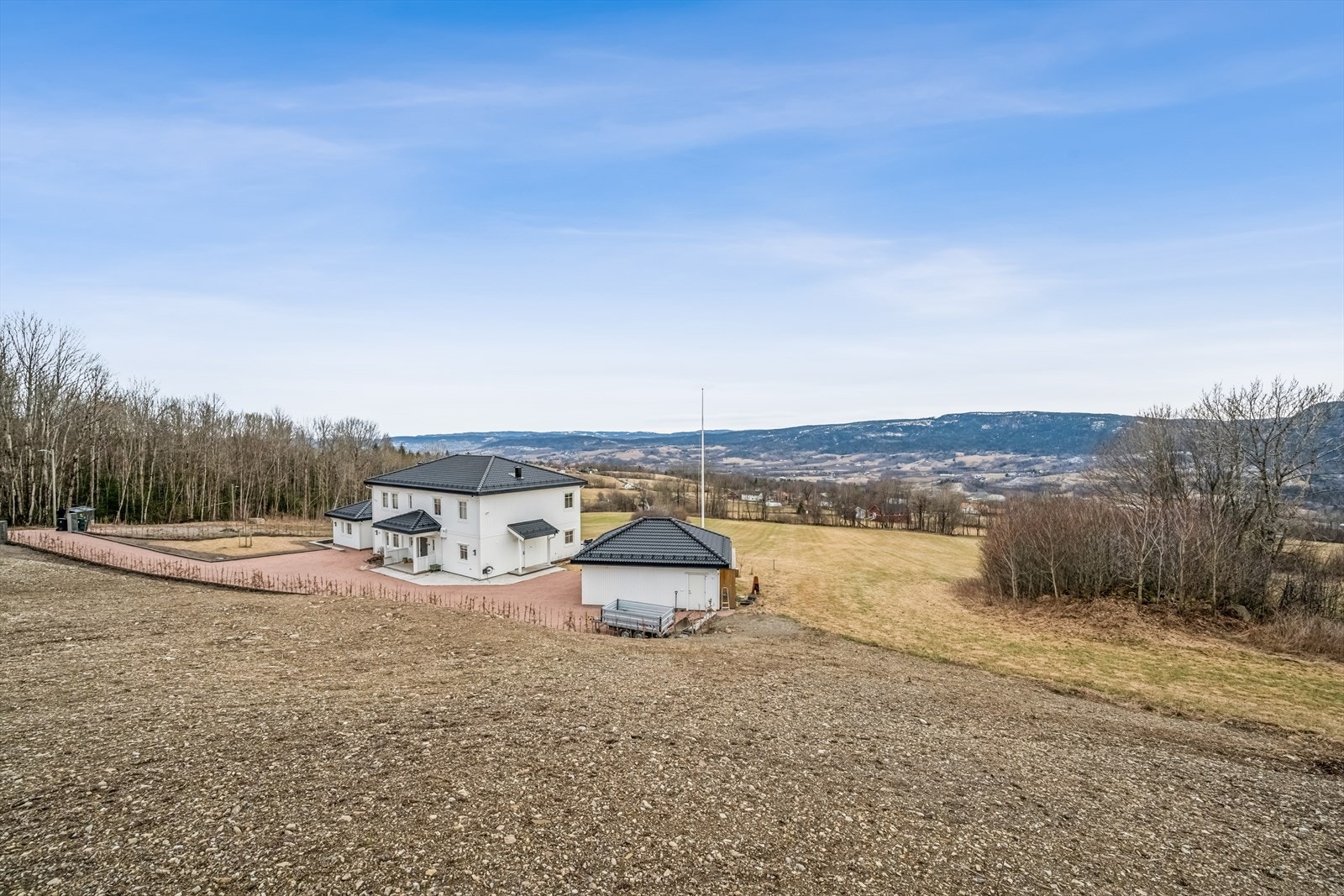 Velkommen til Kraftveien 23C! Her presenteres en selveiertomt på 1 205 m², klar for å realisere din boligdrøm. Galleribilde