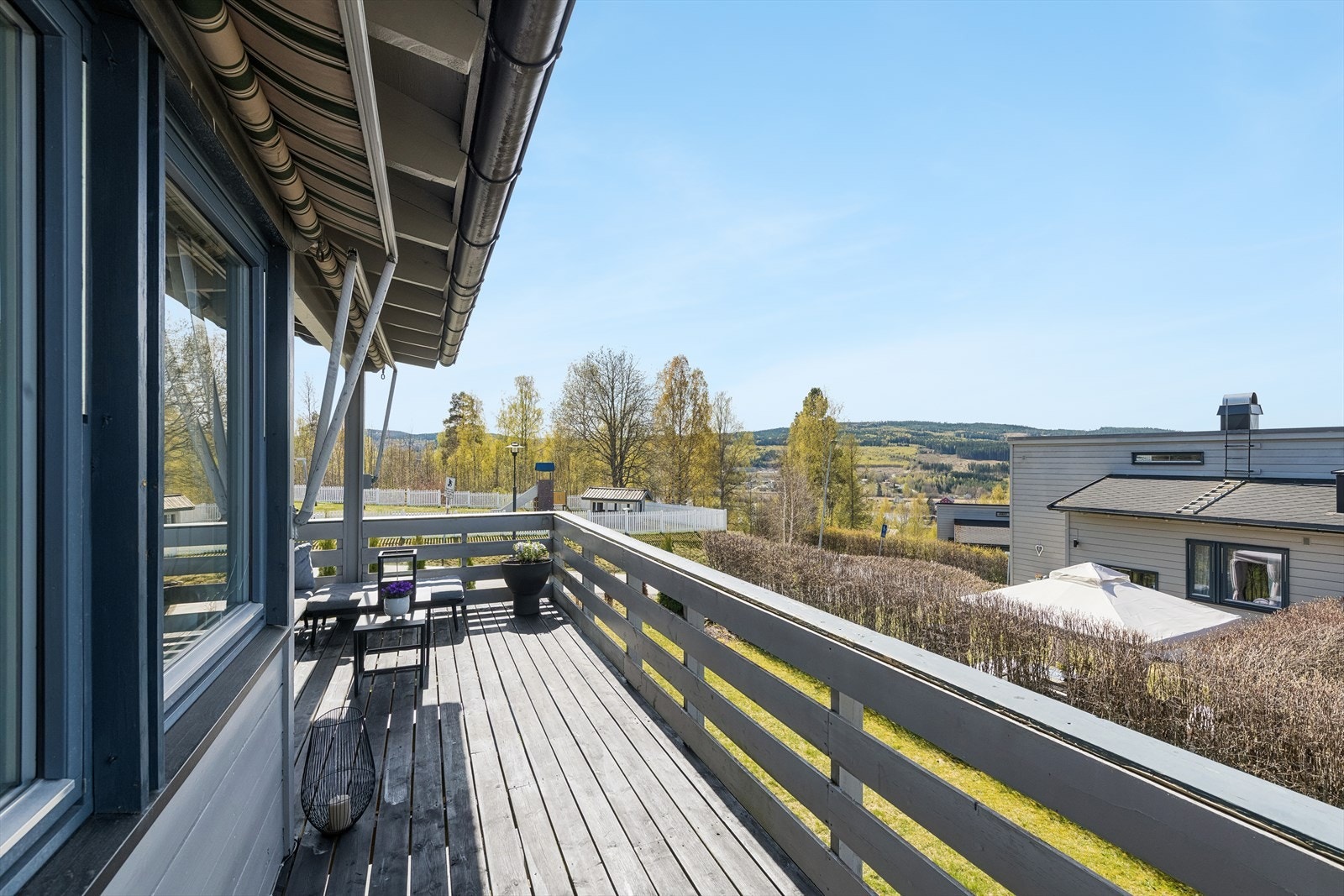 Utenfor stuen er en herlig terrasse med flott utsikt. Her har man solen til langt på kveld! Galleribilde