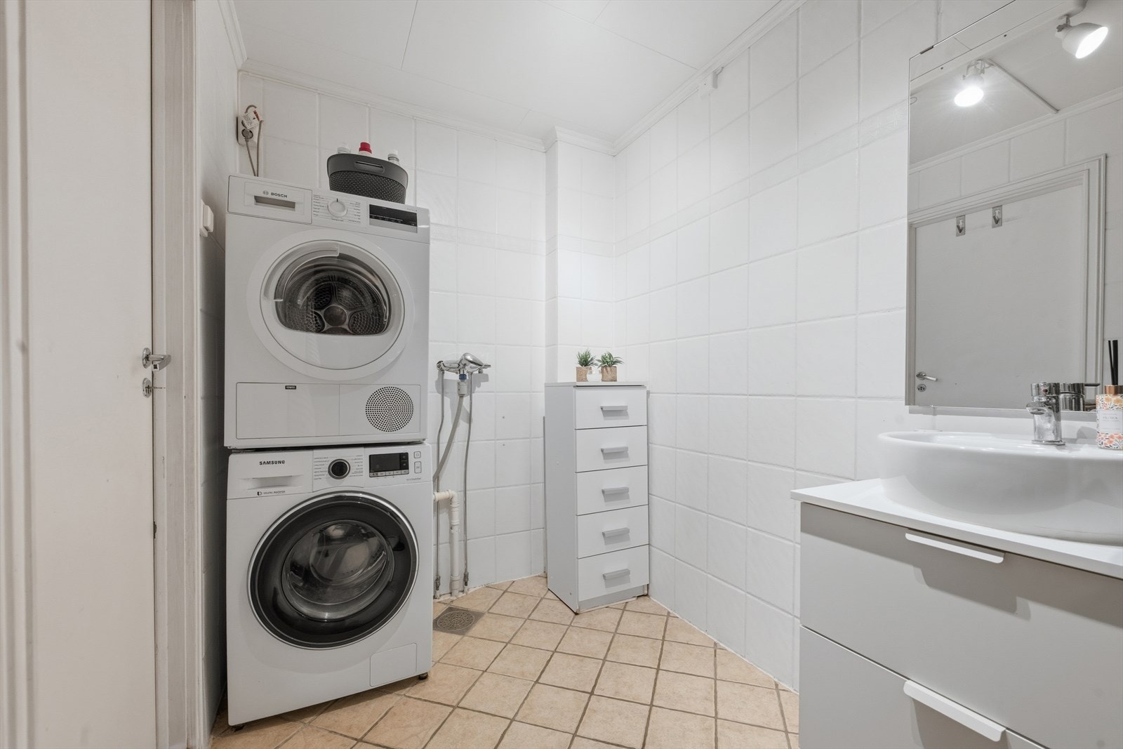 Badet har god plass til vaskemaskin og tørketrommel. Galleribilde