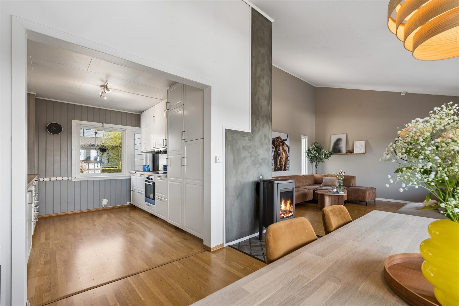 I tillegg er det en moderne peisovn, sentralt plassert i stuen. Galleribilde