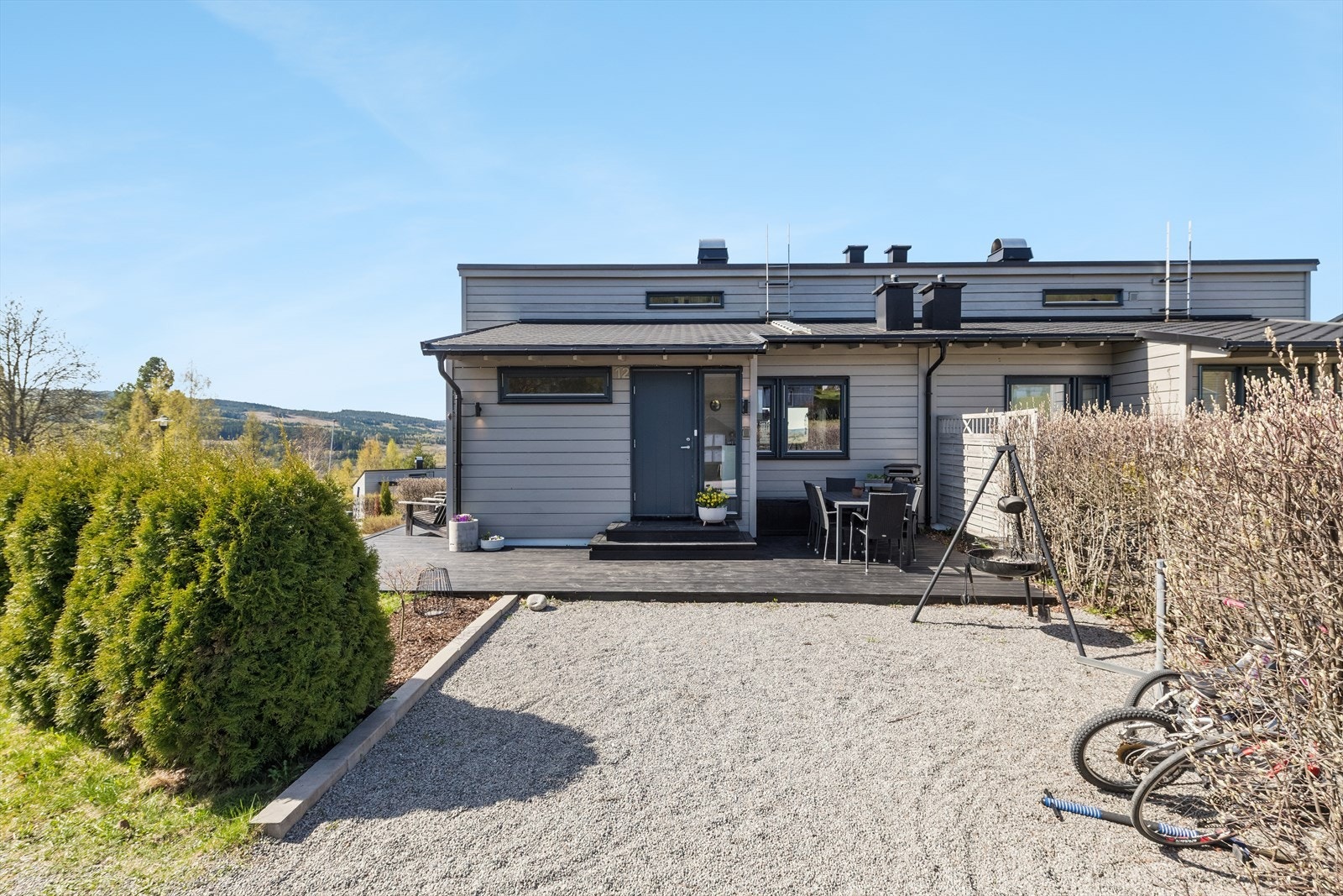 Ved inngangspartiet finner man en flott uteplass og en biloppstillingsplass. Galleribilde