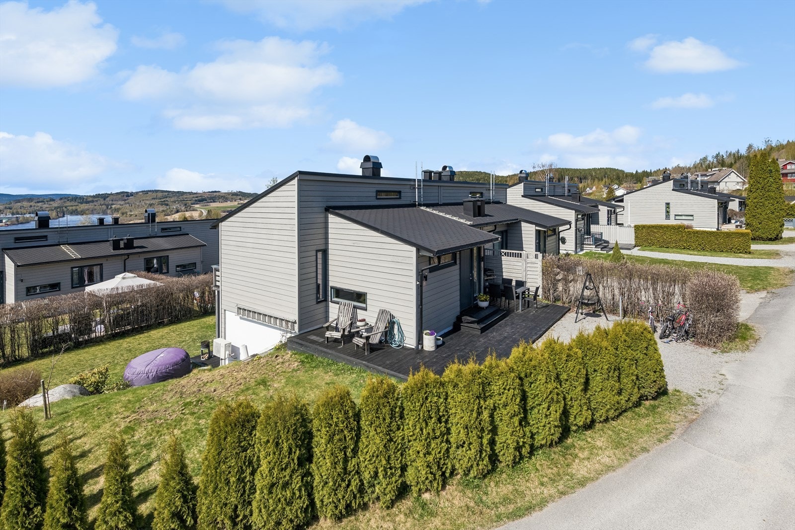 Pen og velholdt 1/2 part tomannsbolig med flott utsikt og gode solforhold, beliggende i populært borettslag. Galleribilde