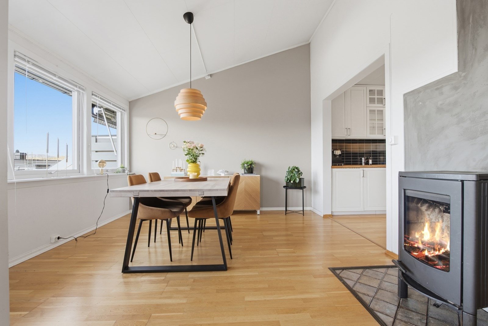 Det er god plass til stort spisebord, perfekt til å samle venner og familie til hyggelige måltider. Galleribilde