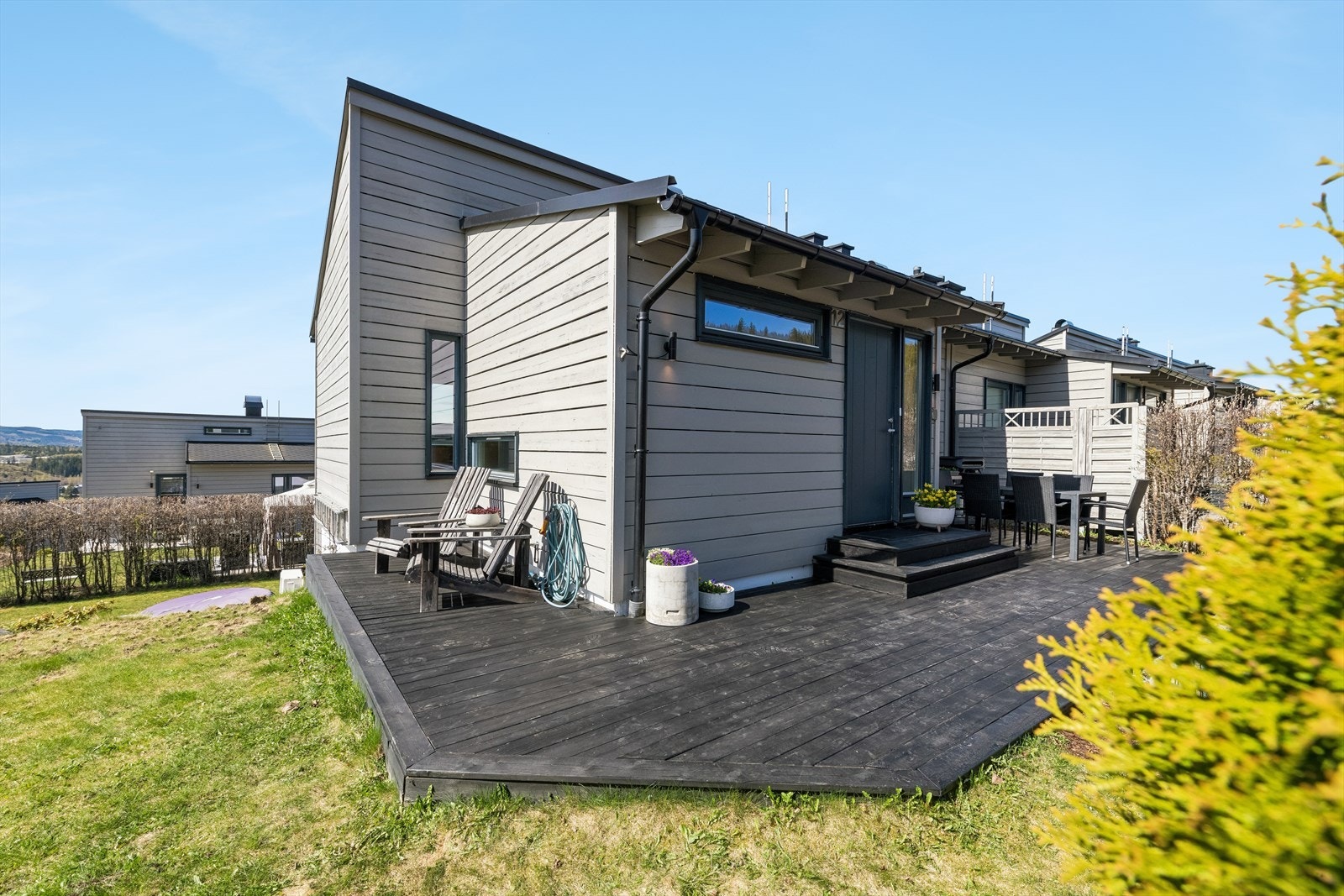 Hagen har flere fine uteplasser hvor man kan man flytte seg etter solen. Galleribilde