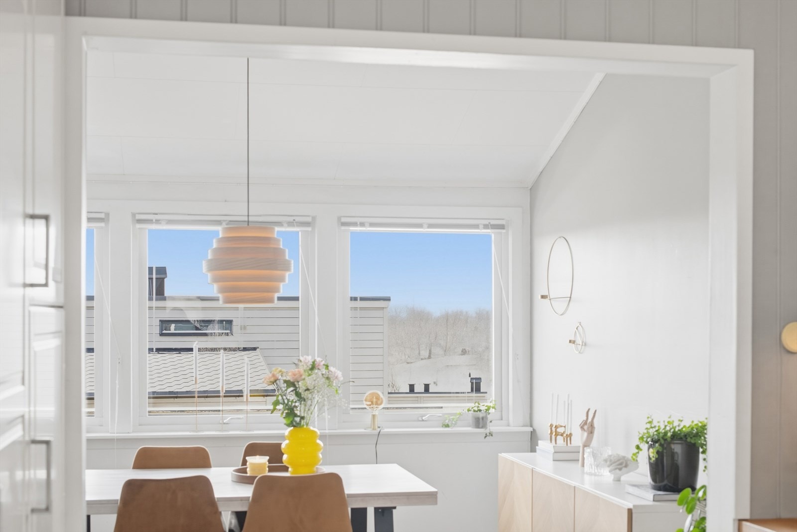 Stuen har store vindusflater som gir rikelig med lys og en god romfølelse. Galleribilde