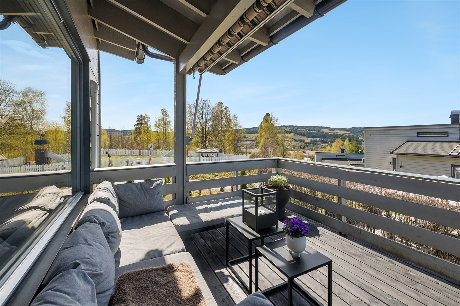 Terrassen er delvis takoverbygget, og i tillegg er det en terrassemarkise. Galleribilde