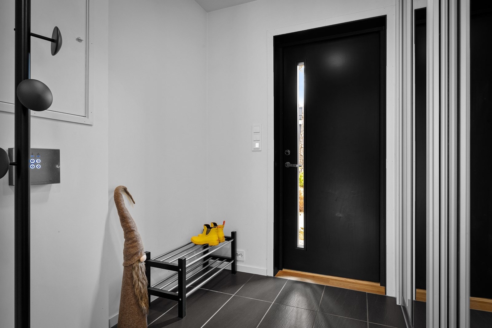Flislagt entre med varme i gulv er praktisk for våte sko hjemme fra tur. Stor skyvedørsgarderobe med speil for god romfølelse og lagring. Galleribilde