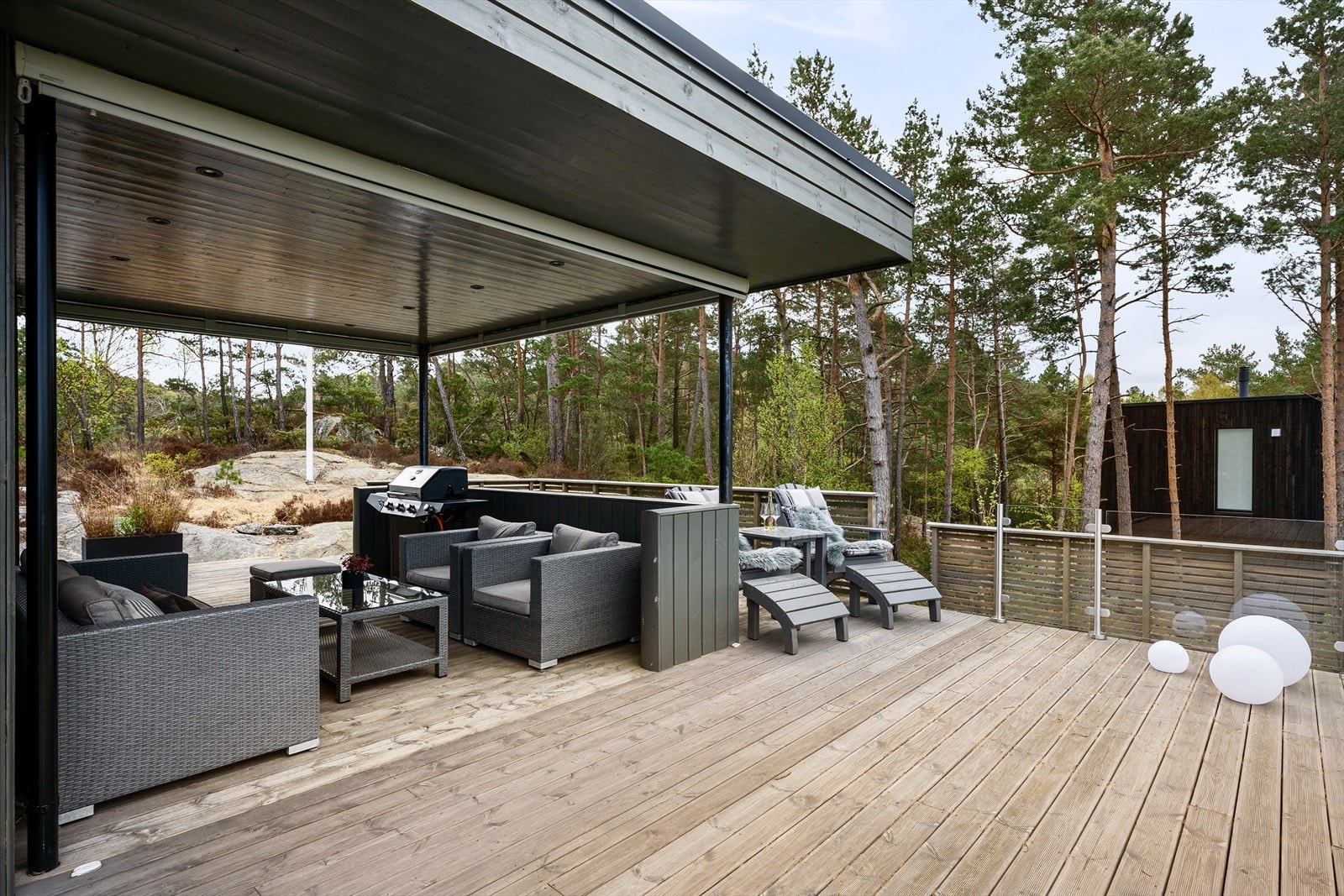Glassrekkverk for å optimalisere utsikt og naturlig lys, samt kontakt med naturen rundt. Galleribilde
