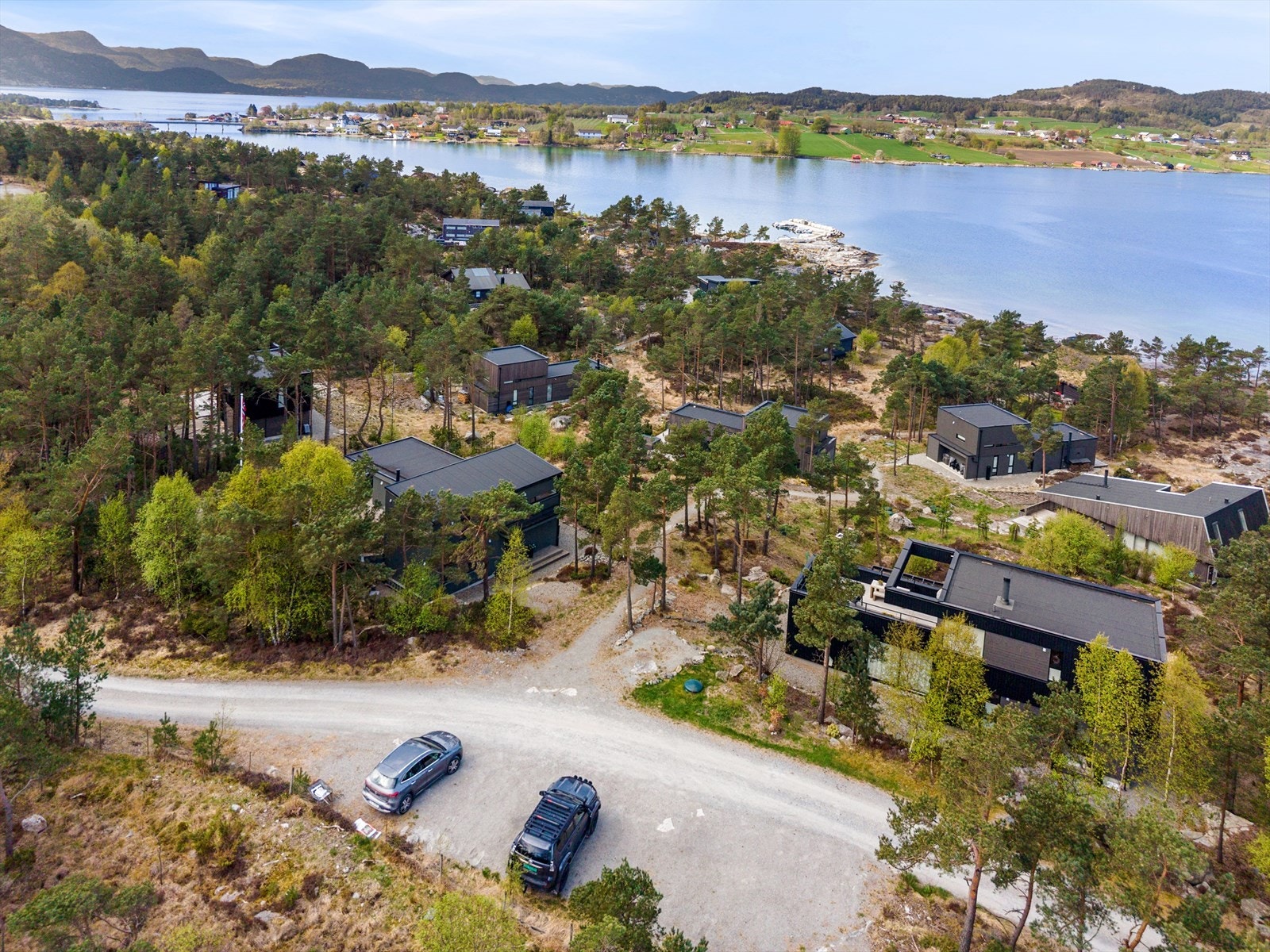 Enkel tilgang fra parkering og en rask rusletur ned til egen båtplass. Idyllisk plassert i lite skogholt. Fint tilbaketrukket og skjermet. Galleribilde