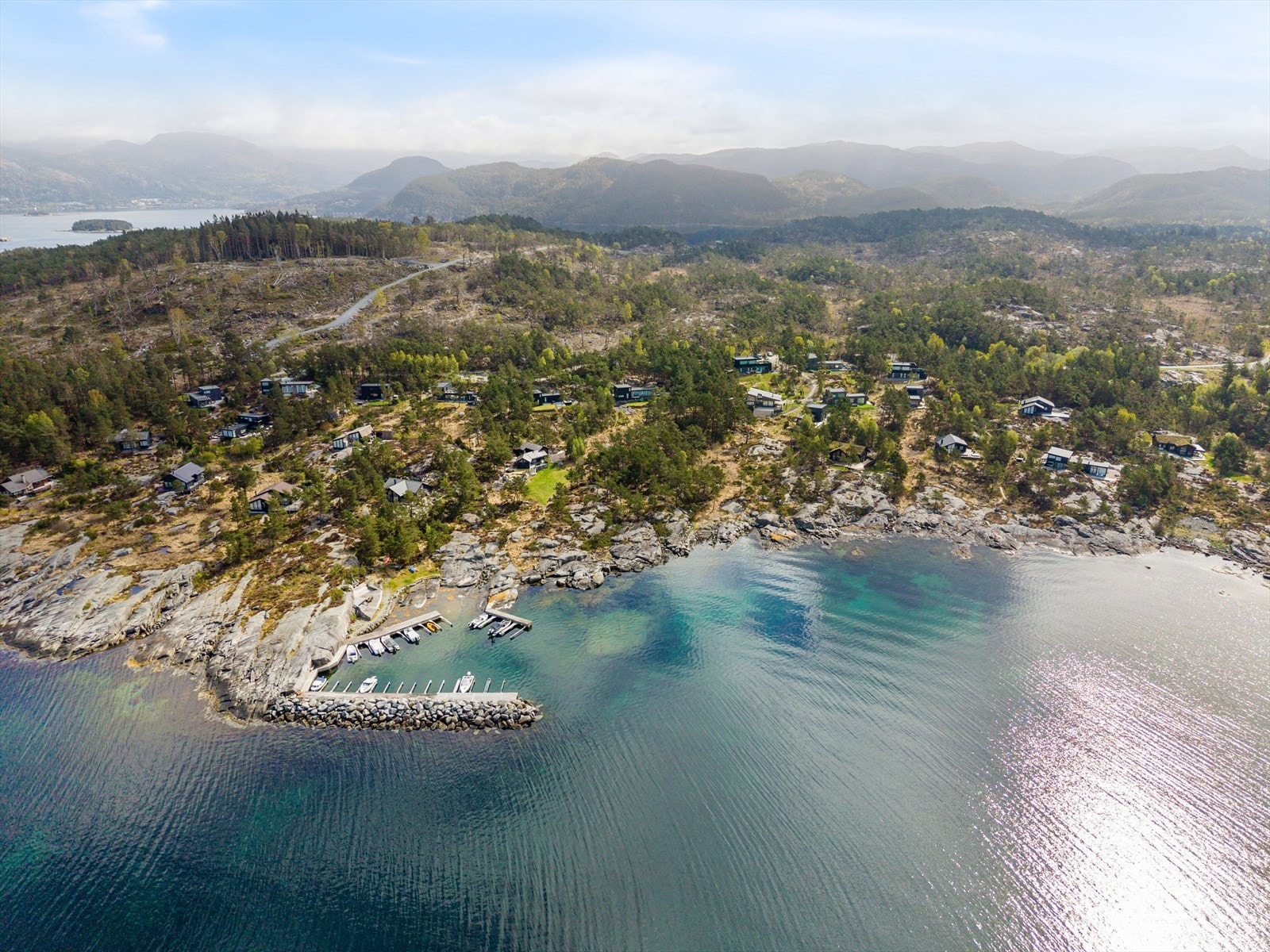 Et velplassert hyttefelt, fint spredt i naturen og med godt bryggeanlegg og svaberg, samt småstrender for bading og lek. Galleribilde