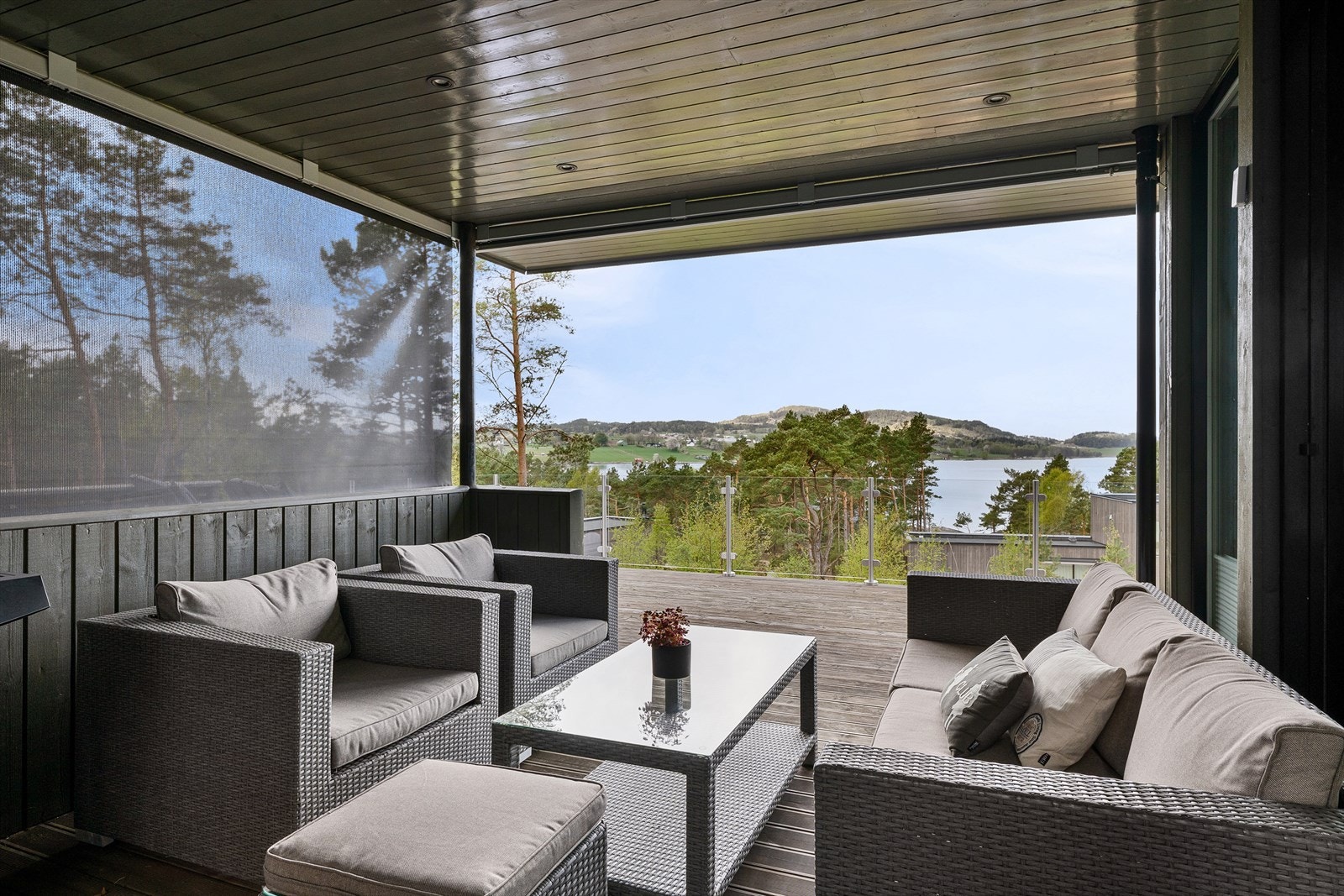 Enkelt i varte opp gjestene, uansett vær. Takoverbygget terrasse med spotter gjør deg rustet for enhver anledning og værforhold. Screens på alle sider skjermer godt og gir le både fra sol og vind. Galleribilde