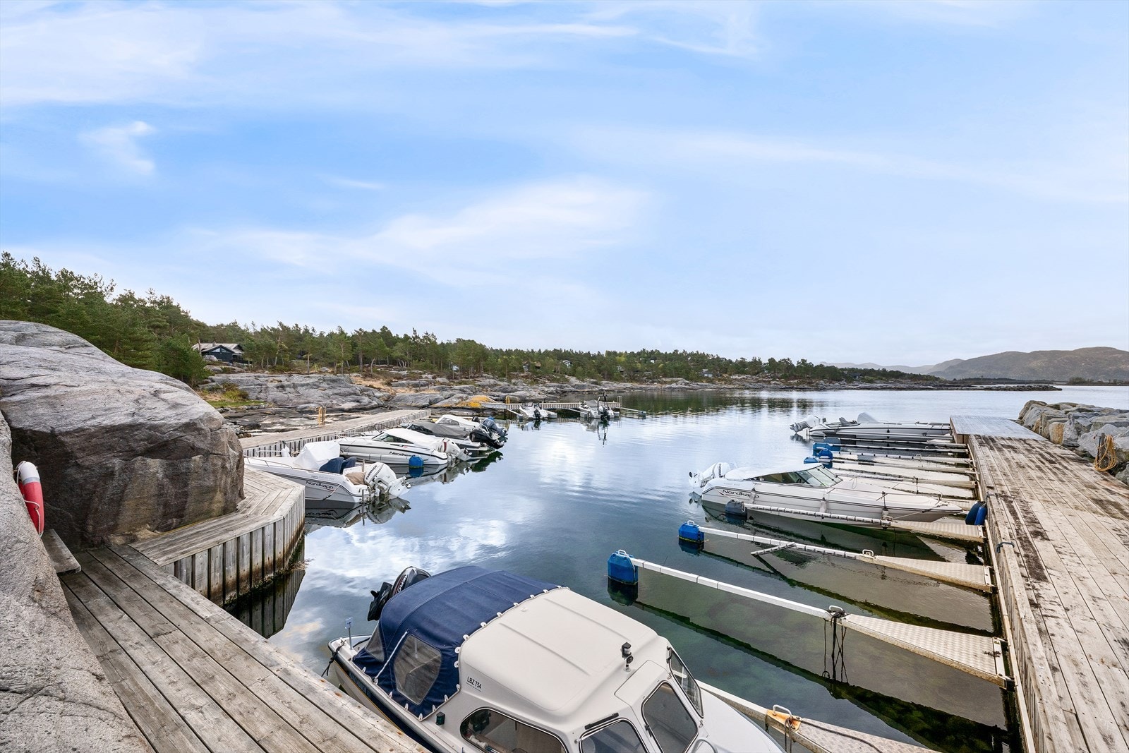 En skjermet og fin båthavn med molo. Her ligger båten trygt på egen fast angitt og tinglyst båtplass. Omkranset av nydelige svaberg og romslig felles brygge hvor en kan slappe av og grille. Galleribilde