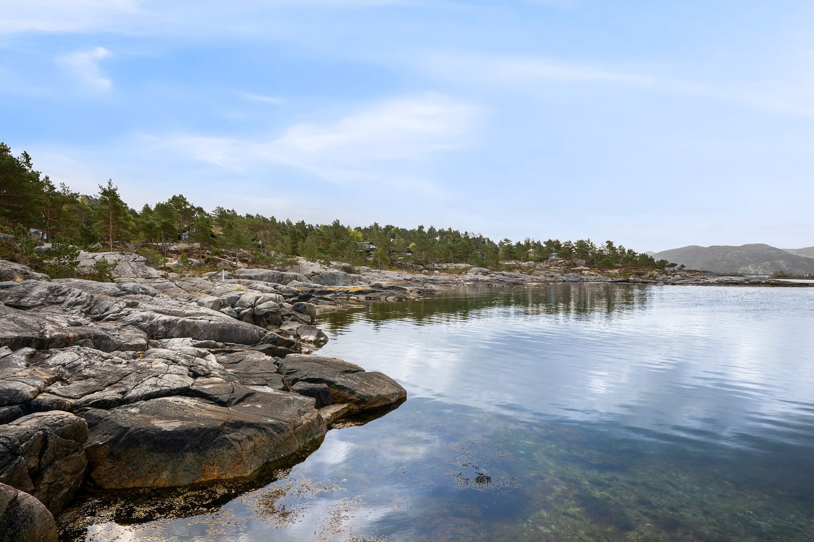 Småstrender og fine svaberg for barna og vasse, bade og fange krabber. Et eldorado for familien. Galleribilde