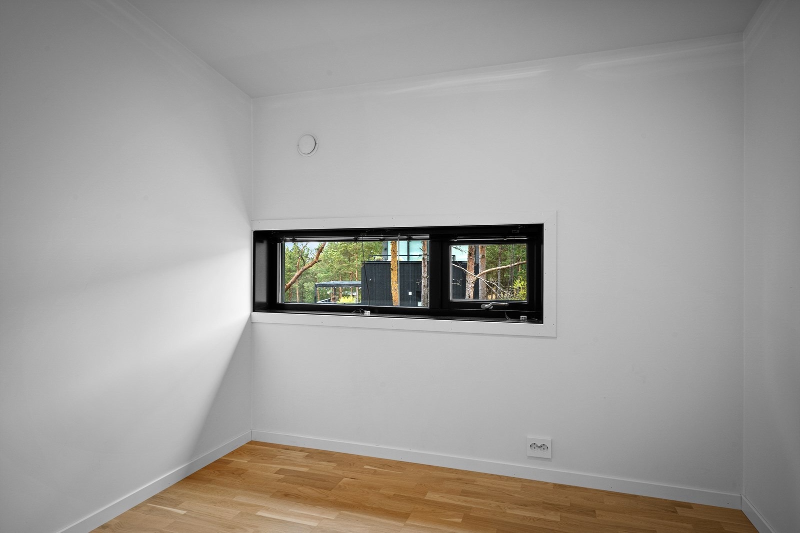 1 av 5 soverom, 3 i etasjen oppe. Gir kapasitet for venner og familie på besøk. Perfekt som egen barne/ungdomsavdeling. Galleribilde