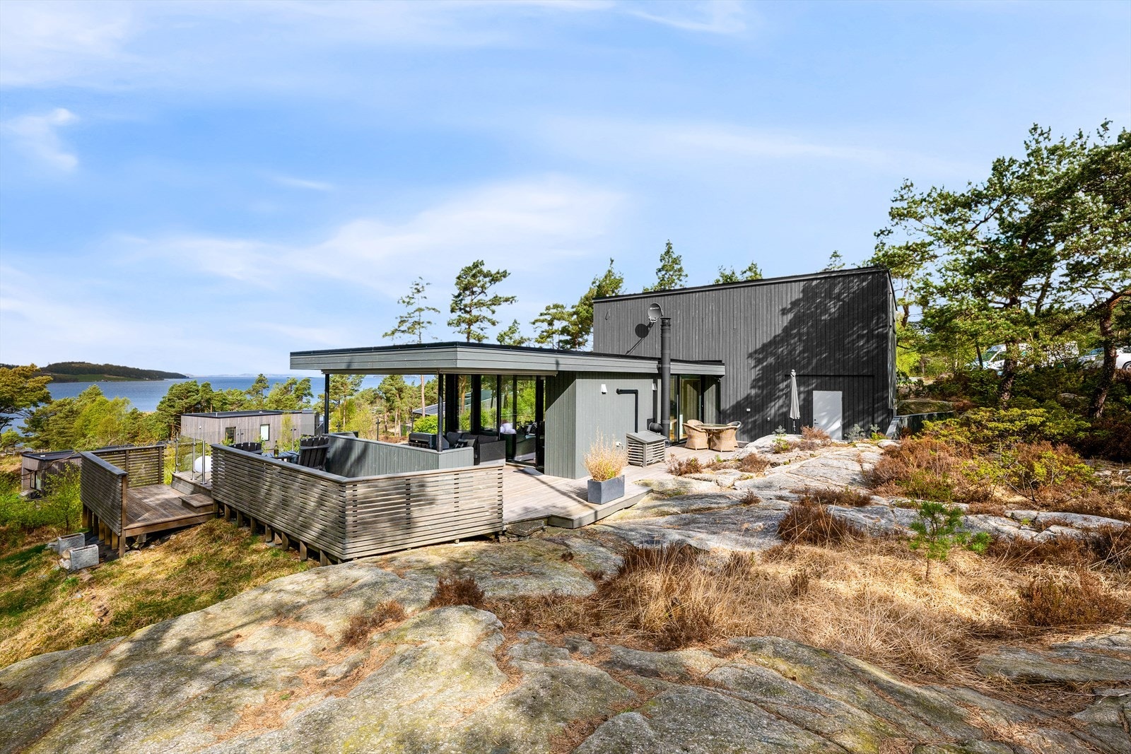 Dan Chruickshank presenterer: Innbydende hytte m/gjennomgående naturlig lys. Nydelig utsikt, strålende solforhold. Båtplass. 5 sov/2 stuer/2 bad. (Foto: Stian Dirdal.) Galleribilde