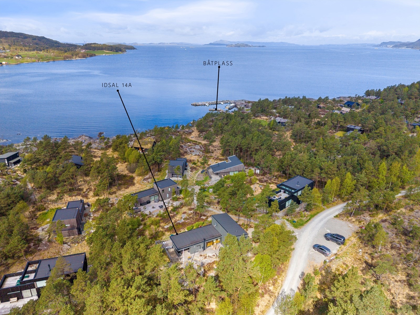 Enkel tilgang fra parkering og en rask rusletur ned til egen båtplass. Idyllisk plassert i lite skogholt. Fint tilbaketrukket og skjermet. Galleribilde