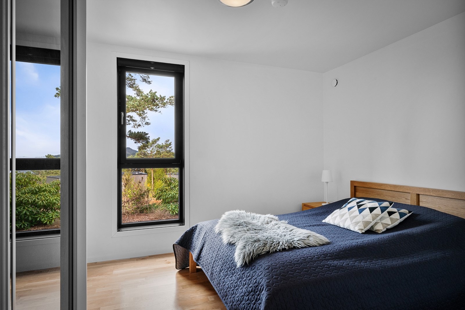 Soverom med skyvedørsgarderobe. 1 av 5 soverom med to nede og tre oppe - gir perfekte forhold for både familie og gjester. Galleribilde