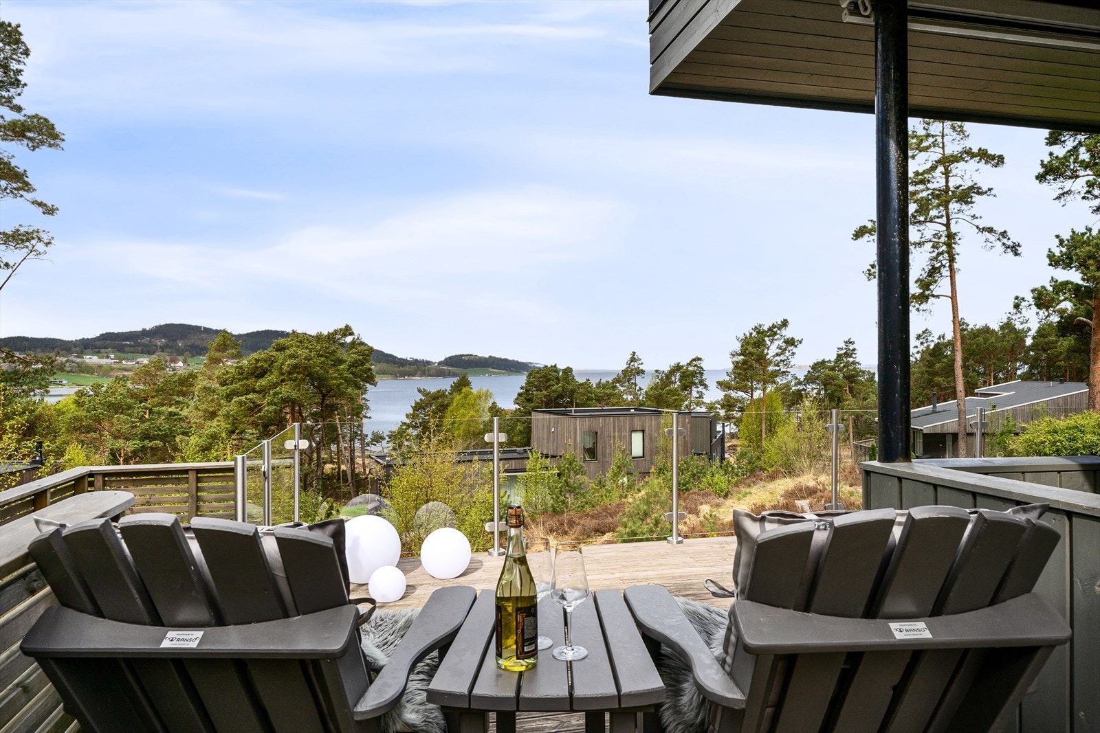Glassrekkverk for å optimalisere utsikt og naturlig lys, samt kontakt med naturen rundt. Galleribilde