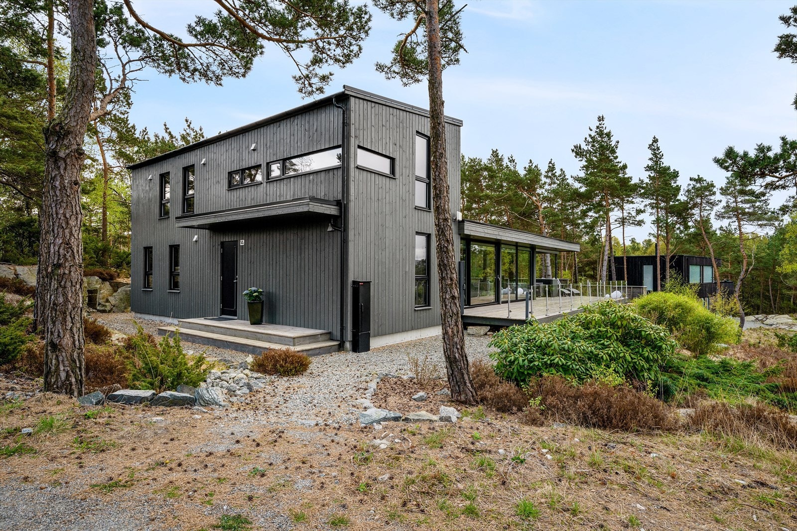 En flott kombinasjon av hyttens moderne og stramme linjer i kontrast til ville berg, trær og lyng. Store, solrike terrasser og like nydelig utsikt både inne og ute. Galleribilde