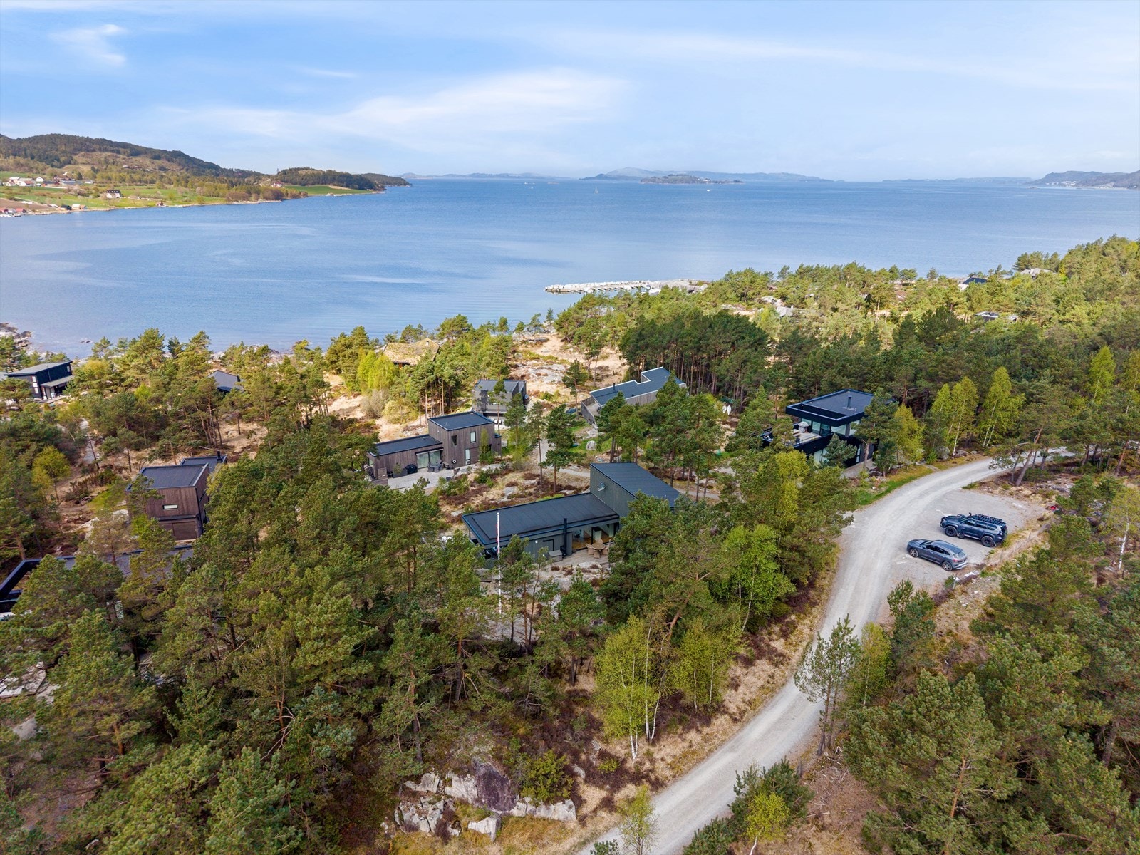 Et velplassert hyttefelt, fint spredt i naturen og med godt bryggeanlegg og svaberg, samt småstrender for bading og lek. Galleribilde