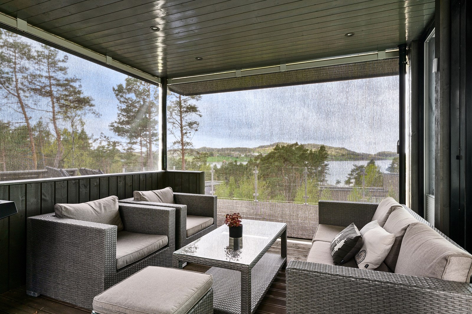 Takoverbygget terrasse med spotter gjør deg rustet for enhver anledning og værforhold. Screens på alle sider skjermer godt og gir le både fra sol og vind. Galleribilde