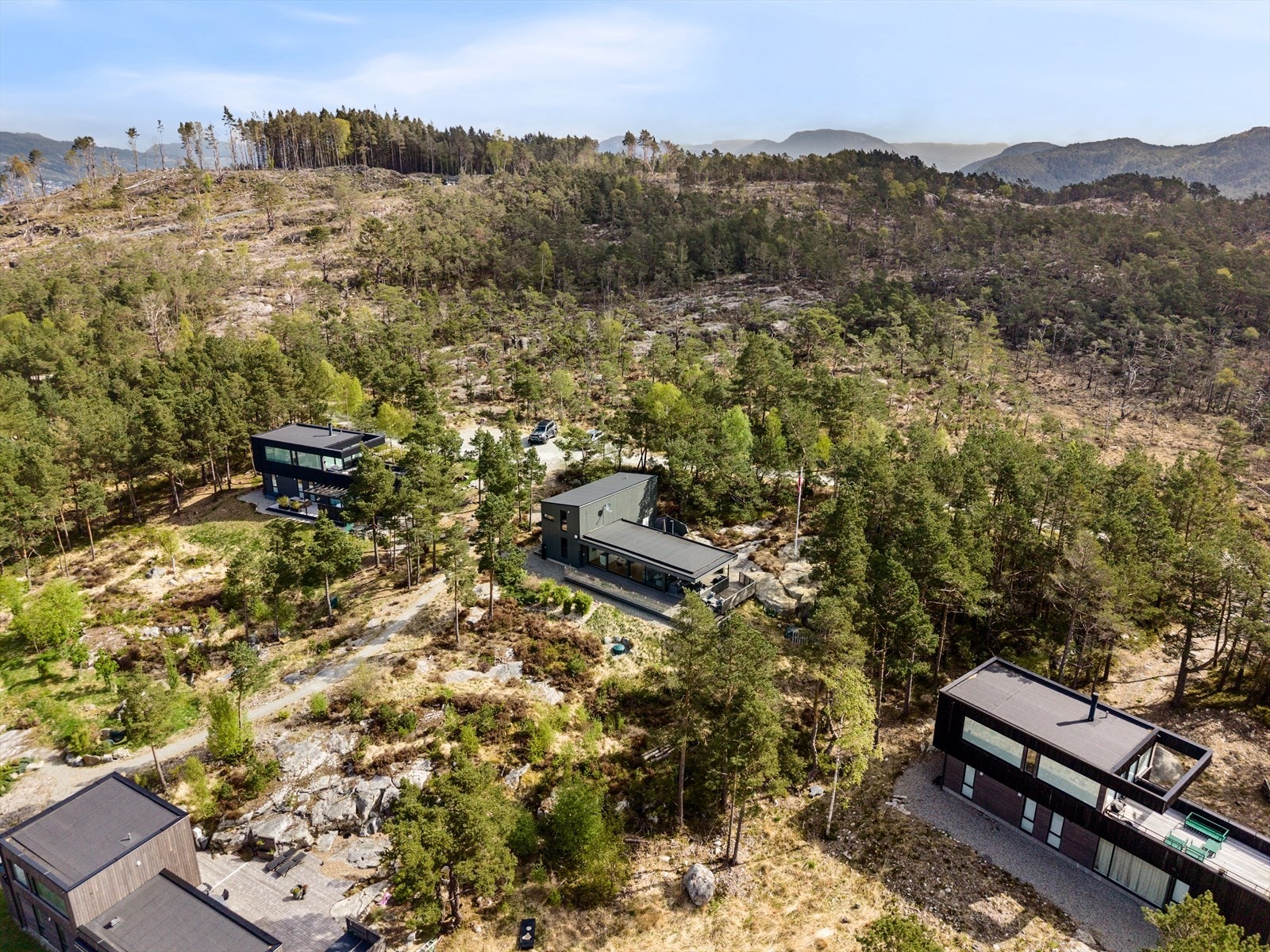 Et velplassert hyttefelt, fint spredt i naturen og med godt bryggeanlegg og svaberg, samt småstrender for bading og lek. Galleribilde