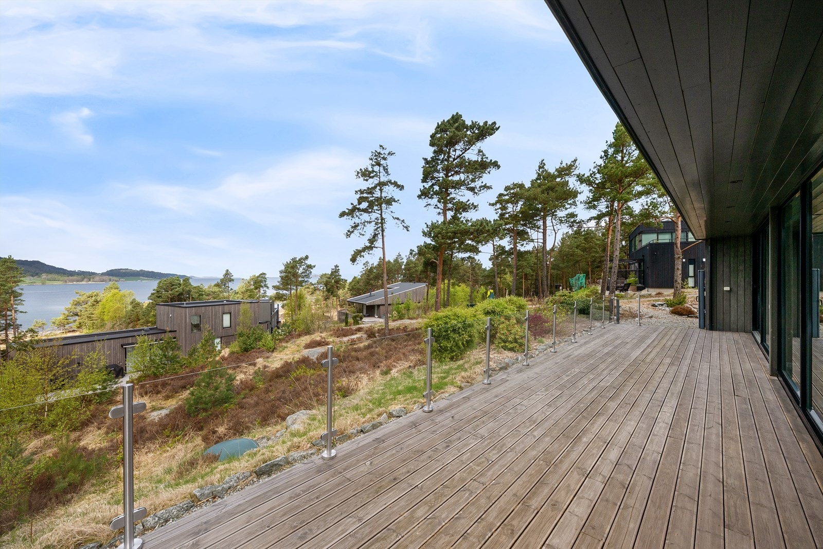 Svært romslige terrasser på 3 sider av hytten gir mulighet for alle aldre å samles med hver sine på besøk. Galleribilde