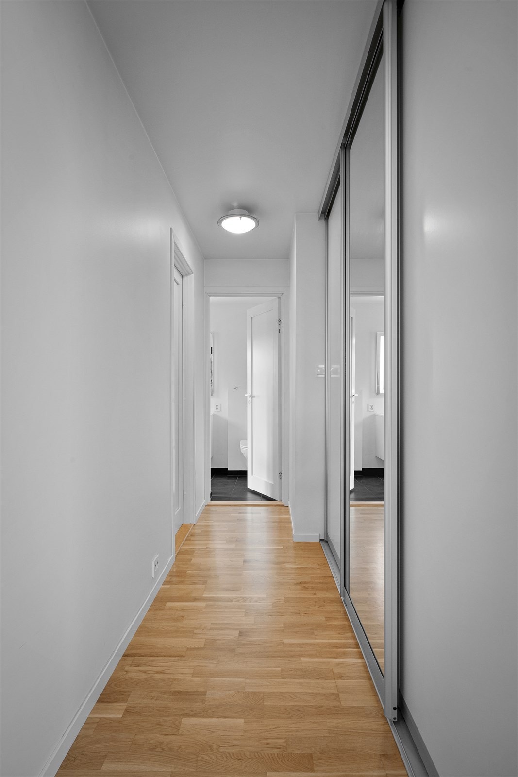 Gang med skyvedørsgarderobe også her. Velutstyrt med lagringsplass i garderober gjennom hele hytten. Galleribilde