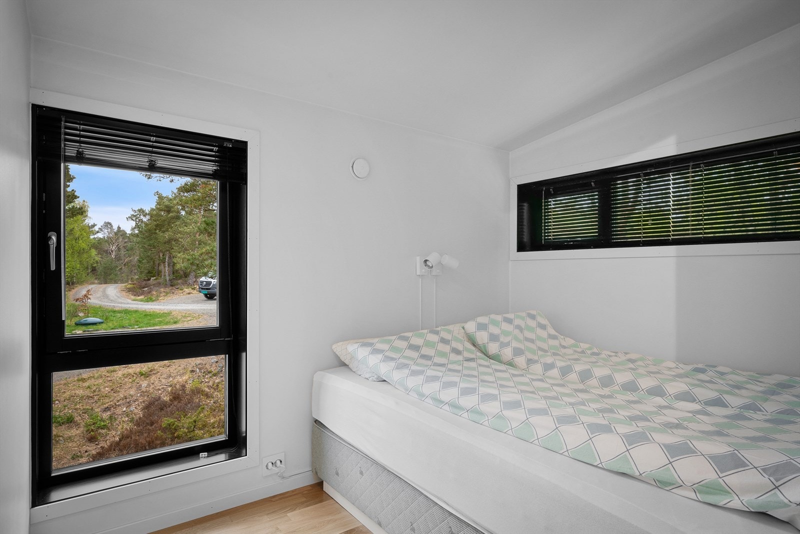 1 av 5 soverom, 3 i etasjen oppe. Gir kapasitet for venner og familie på besøk. Perfekt som egen barne/ungdomsavdeling. Galleribilde