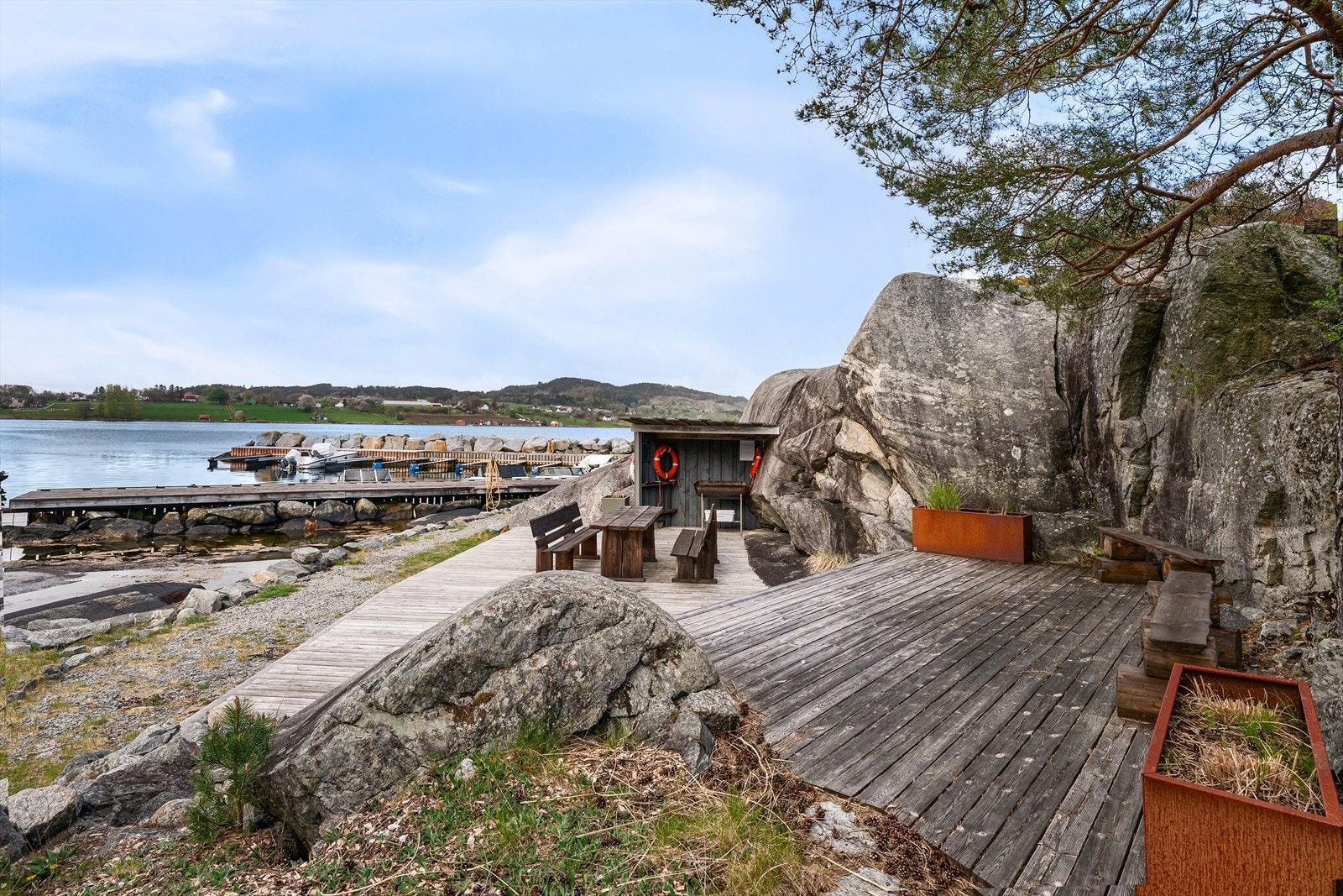 En skjermet og fin båthavn med molo. Her ligger båten trygt på egen fast angitt og tinglyst båtplass. Omkranset av nydelige svaberg og romslig felles brygge hvor en kan slappe av og grille. Galleribilde