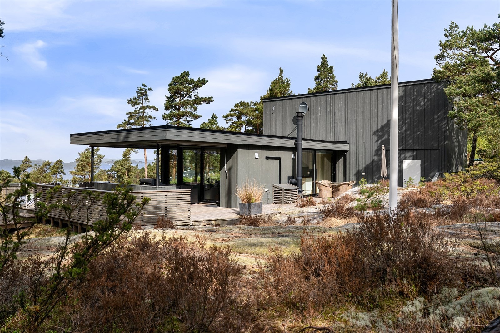 Soner for enhver anledning. Åpne terrasser ut mot utsikt, takoverbygget terrasse med vindskjerm og solscreen på tre sider, samt lun solkrok på romslig terrasse i mellom hyttens to utbygg. Tilgang mellom inne og ute på alle sider. Galleribilde