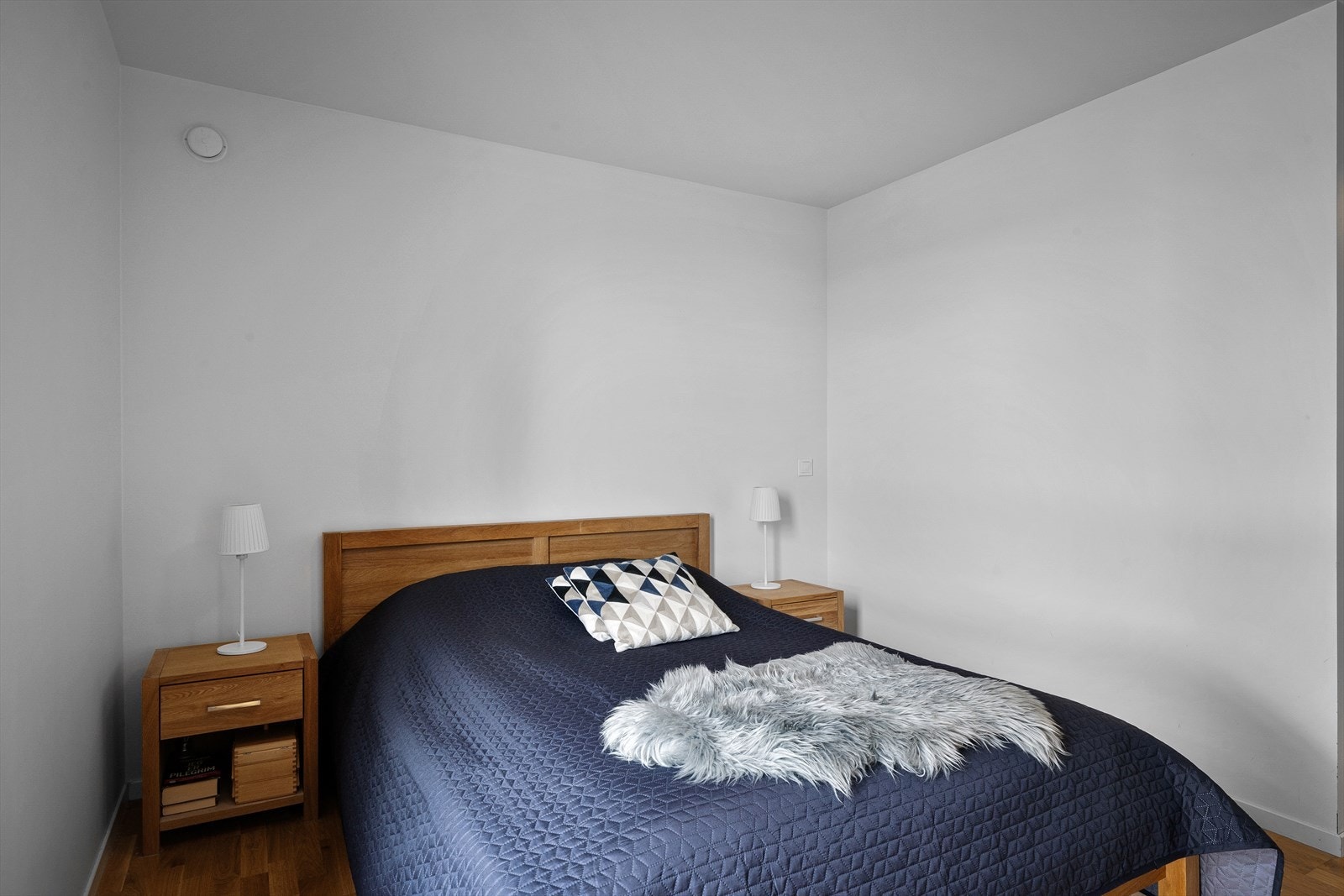 Soverom med skyvedørsgarderobe. 1 av 5 soverom med to nede og tre oppe - gir perfekte forhold for både familie og gjester. Galleribilde