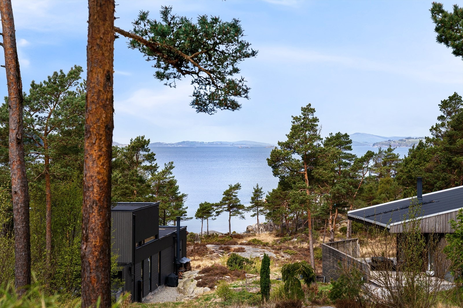 Fjord og fjell - tilbaketrukket i et skogholt. Lunt og skjermet, solrikt og idyllisk. Alt du ønsker deg av fritiden. Galleribilde