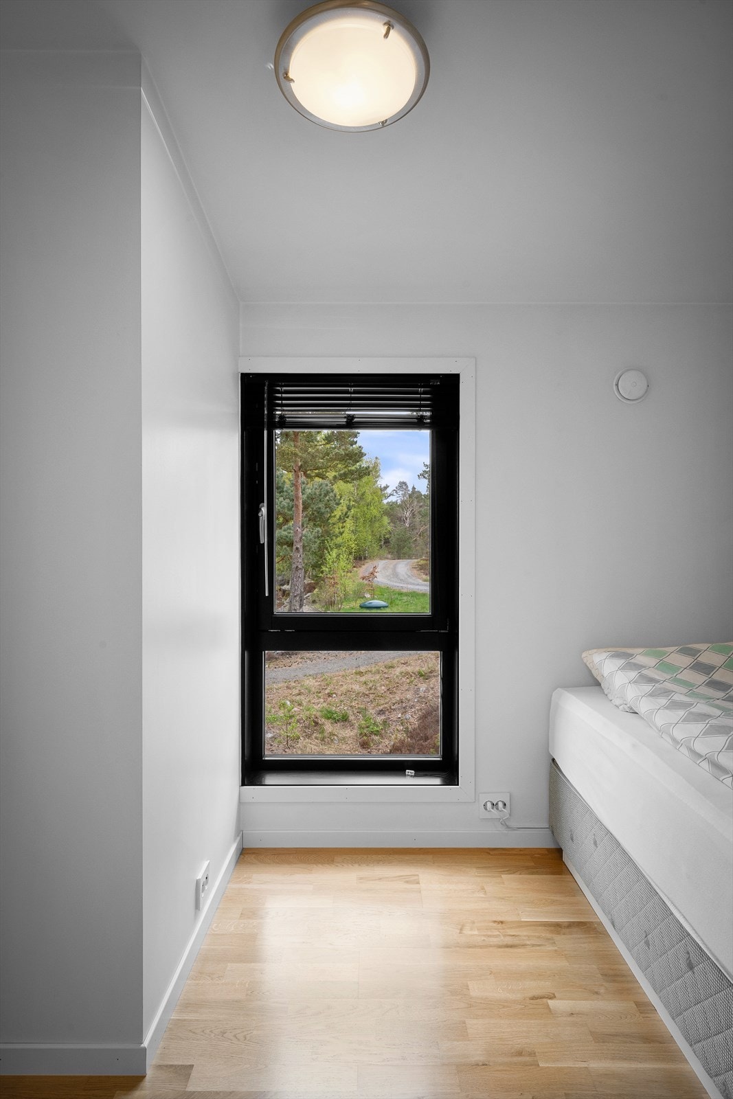 1 av 5 soverom, 3 i etasjen oppe. Gir kapasitet for venner og familie på besøk. Perfekt som egen barne/ungdomsavdeling. Galleribilde