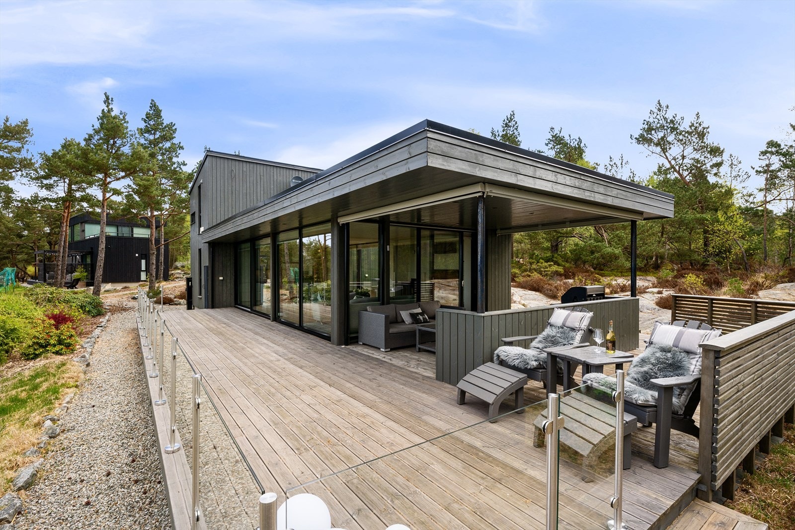 En formidabel løsning for å optimalisere omgivelsene og nyte til det fulle både inne og ute. Soner for enhver anledning gjør det gøy å invitere til samling eller bare nyte i fred. Galleribilde